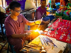 ตลาดโก้งโค้ง